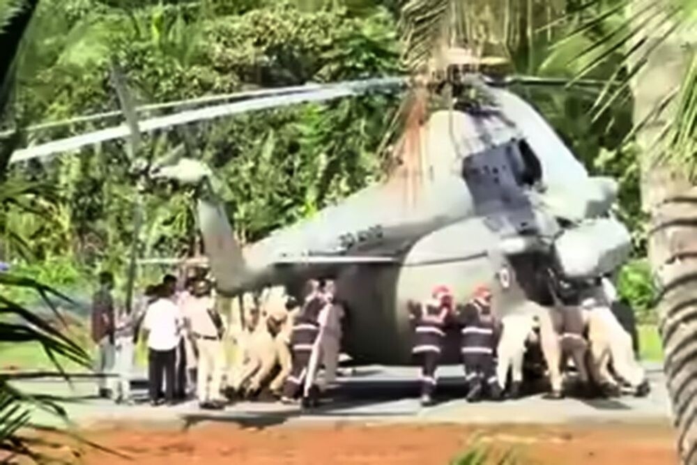 
        Вертолет с&nbsp;президентом Индии увяз в&nbsp;незастывшем асфальте    