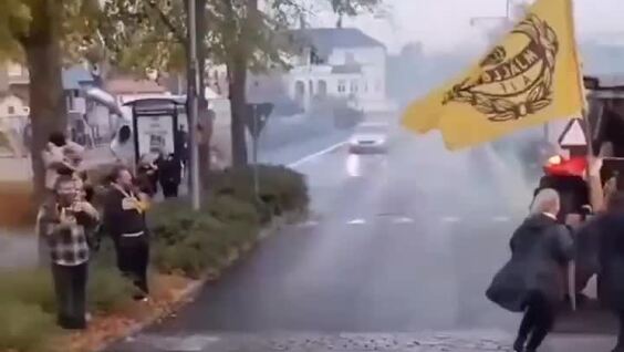 Новоиспеченные чемпионы Швеции по футболу проехались по родной деревне на автобусе. Рядом ехали болельщики на тракторах
Новоиспеченные чемпионы Швеции по футболу проехались по родной деревне на автобусе. Рядом ехали болельщики на тракторах