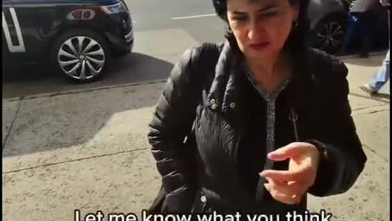 Парень угощает солеными огурцами прохожих в США
Парень угощает солеными огурцами прохожих в США