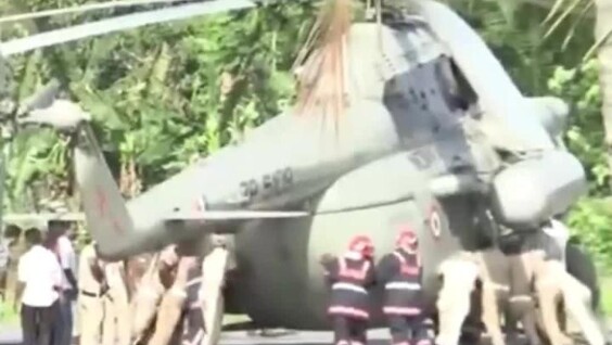 
        Вертолет с&nbsp;президентом Индии увяз в&nbsp;незастывшем асфальте    