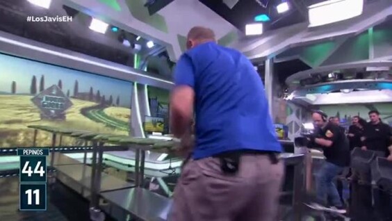 
        Американец побил рекорд Гиннесса, разломив 65&nbsp;огурцов за&nbsp;30&nbsp;секунд    