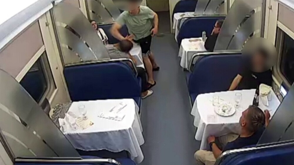 В Тверской области пьяный пассажир поезда избил попутчика и укусил электромеханика
В Тверской области пьяный пассажир поезда избил попутчика и укусил электромеханика