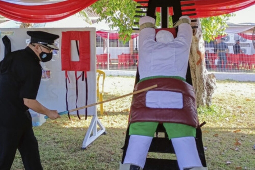 В Сингапуре будут пороть мошенников розгами
В Сингапуре будут пороть мошенников розгами