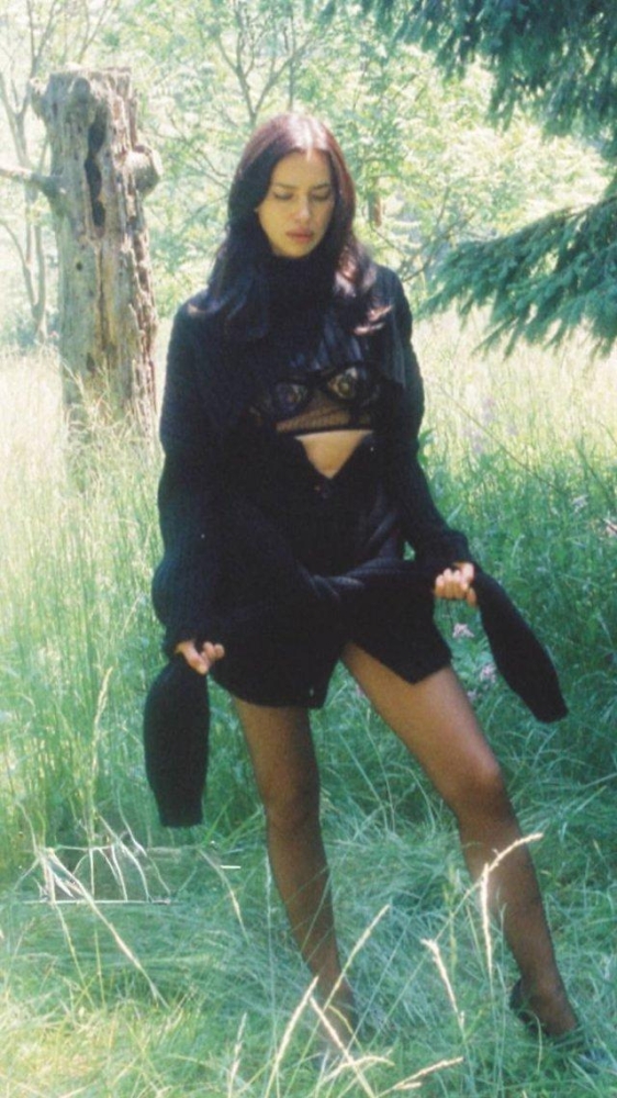 Странная фотосессия Ирины Шейк в лесу