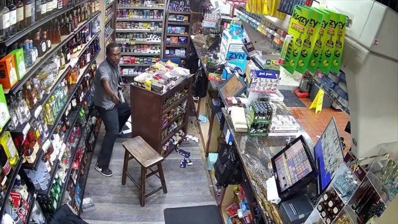 
        В&nbsp;США&nbsp;мужчина с&nbsp;пистолетом получил выстрел в&nbsp;голову от&nbsp;полиции    