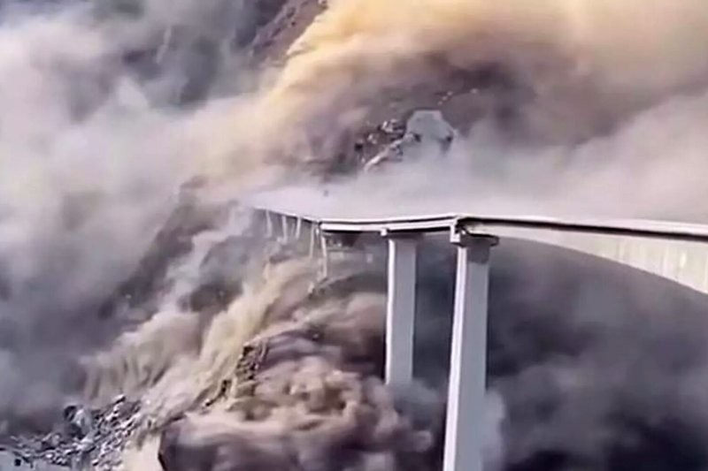 
        В&nbsp;Китае из-за оползня частично обрушился мост    