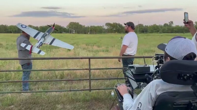 
        Пациент с&nbsp;чипом Илона Маска показал, как&nbsp;управляет самолетиком с&nbsp;помощью "силы мысли"    
