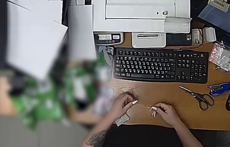 Сотрудница ювелирного магазина украла украшения почти на 400 тысяч рублей
Сотрудница ювелирного магазина украла украшения почти на 400 тысяч рублей