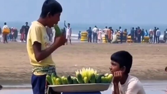 
        Торговец &laquo;освежал&raquo; огурцы странным способом    