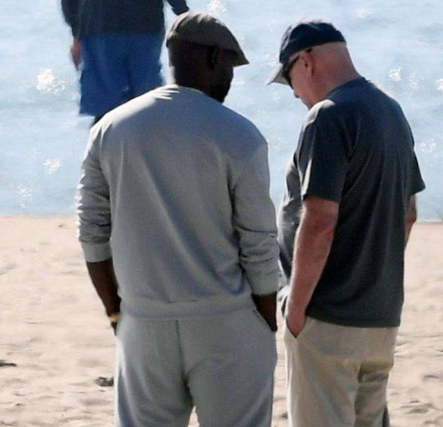 Новые фото Брюса Уиллиса, который не выходит на улицу без помощника