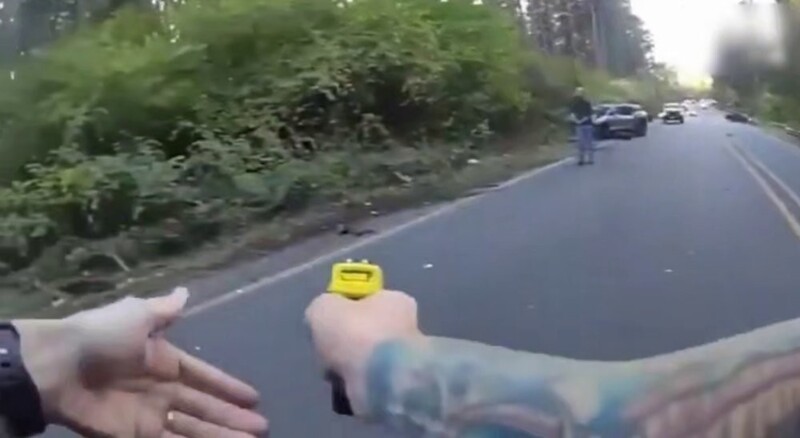 
        Американец попытался выхватить табельное оружие у&nbsp;заместителя шерифа    