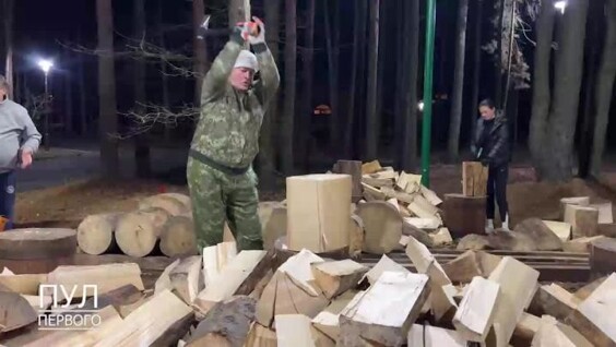 Лукашенко показал мастер-класс по колке дров на чемпионате в Беларуси
Лукашенко показал мастер-класс по колке дров на чемпионате в Беларуси