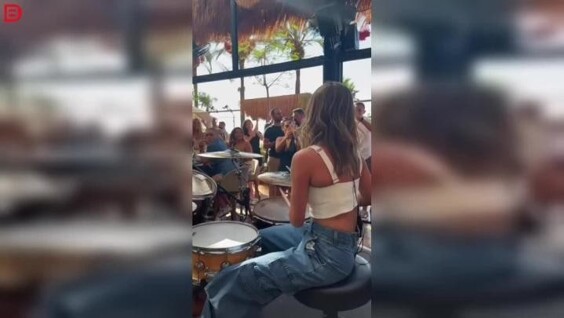 
        Кристин Беджани: барабанщица, которая превращает музыку в&nbsp;шоу    