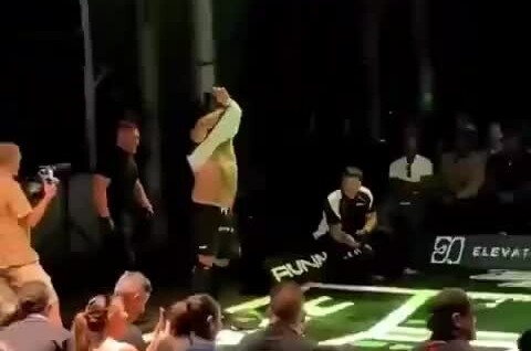 
        Стенка на&nbsp;стенку: австралийцы с&nbsp;разбега врезаются в&nbsp;друг друга    