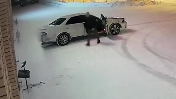 В Тынде мужчина напал на урну возле городской администрации
В Тынде мужчина напал на урну возле городской администрации