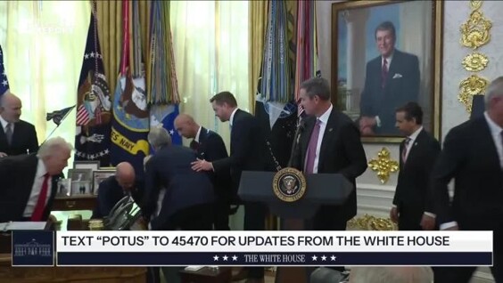 Мужчина внезапно потерял сознание на встрече с Трампом в Белом доме
Мужчина внезапно потерял сознание на встрече с Трампом в Белом доме