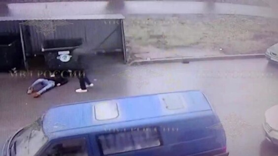 
        Мужчина избил знакомого и&nbsp;накрыл его&nbsp;мусорным контейнером    