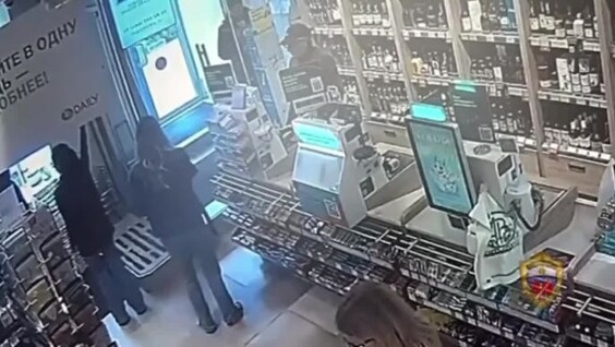 
        Девушка нашла в&nbsp;магазине деньги и&nbsp;забрала их&nbsp;себе    