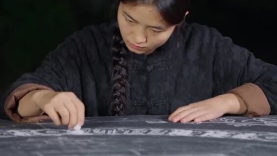 
        Песочная гармония: процесс создания мандалы из&nbsp;цветного песка    