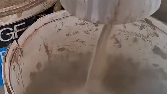 Сколько песка может скрывать ковёр в детском саду?
Сколько песка может скрывать ковёр в детском саду?