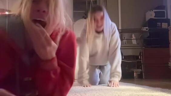 
        Девушки потеряли голову и... зубы в&nbsp;челлендже с&nbsp;едой    