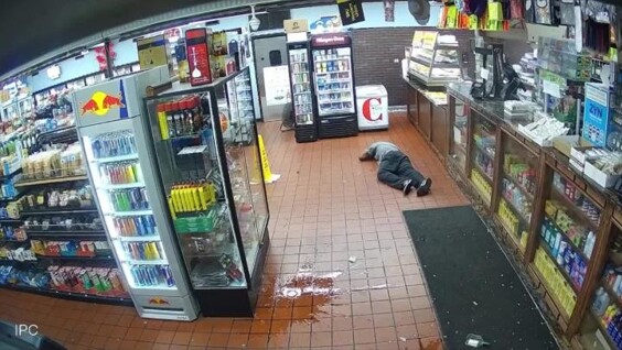 
        В&nbsp;США&nbsp;мужчина с&nbsp;пистолетом получил выстрел в&nbsp;голову от&nbsp;полиции    