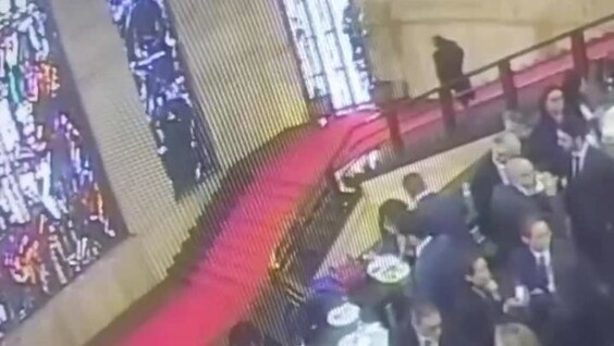 Член совета Сардинии упал с лестницы в Риме и повредил витраж 1932 года
Член совета Сардинии упал с лестницы в Риме и повредил витраж 1932 года