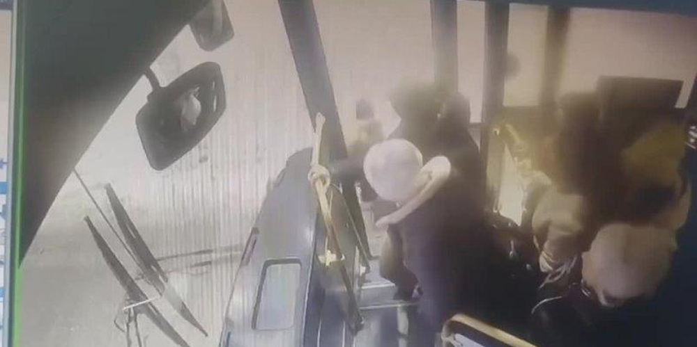 Водитель автобуса спасла дошкольника, потерявшегося в метель
Водитель автобуса спасла дошкольника, потерявшегося в метель