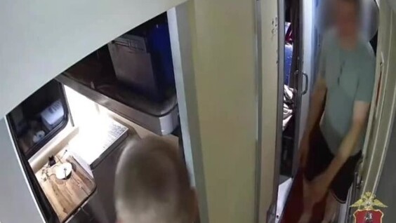 В Тверской области пьяный пассажир поезда избил попутчика и укусил электромеханика
В Тверской области пьяный пассажир поезда избил попутчика и укусил электромеханика