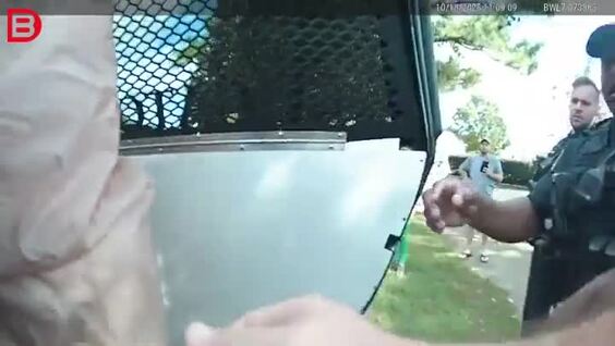 
        Женщина схлопотала арест за&nbsp;гигантский символ протеста    