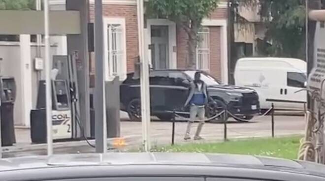 
        Безумный поступок в&nbsp;Риме: мигрант устроил пожар на&nbsp;АЗС    