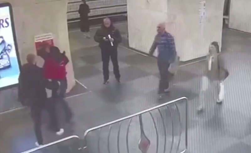 Пьяный мужчина избил пассажира в столичном метро
Пьяный мужчина избил пассажира в столичном метро