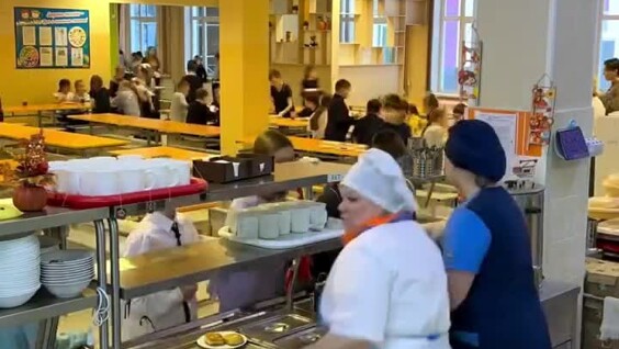 
        Обычный день в&nbsp;школьной столовой: завтрак и&nbsp;обед для&nbsp;2000 учеников    