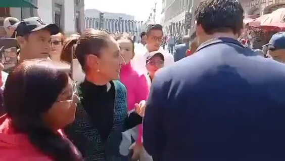 
        Пьяный мужчина облапал президента Мексики    