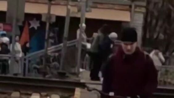 Момент спасения невнимательной пенсионерки в Подмосковье
Момент спасения невнимательной пенсионерки в Подмосковье