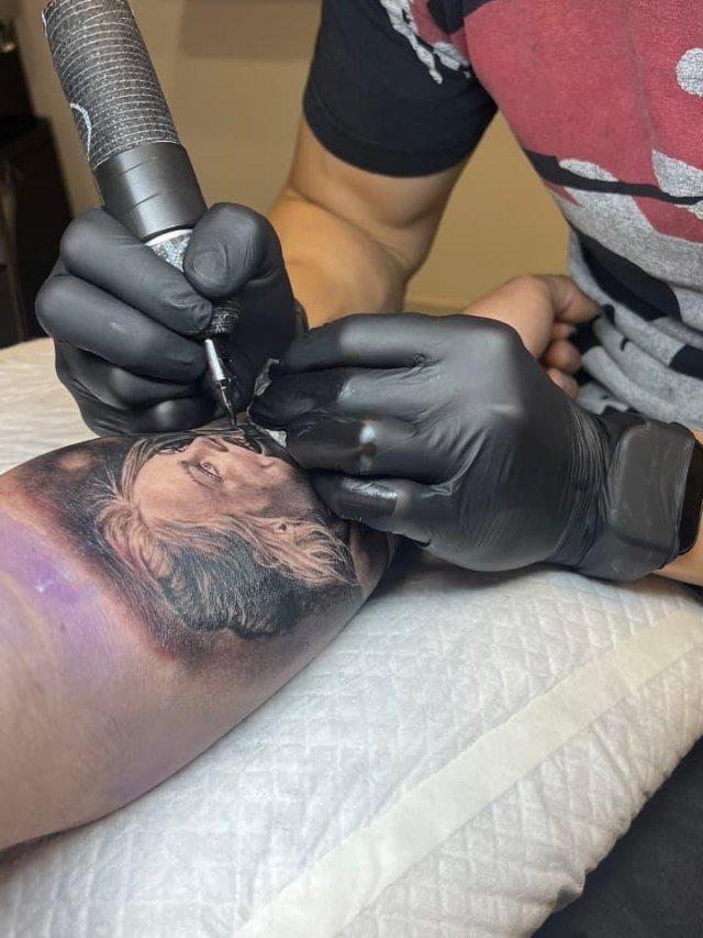 "Знаешь ли ты": парень набил тату в честь певицы Максим в неожиданном месте