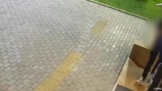 В Краснодаре отец грубо разобрался с подростком, который плюнул в его дочь
В Краснодаре отец грубо разобрался с подростком, который плюнул в его дочь