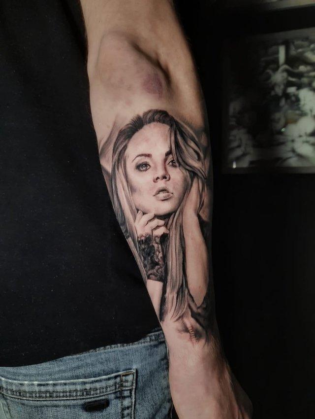 "Знаешь ли ты": парень набил тату в честь певицы Максим в неожиданном месте