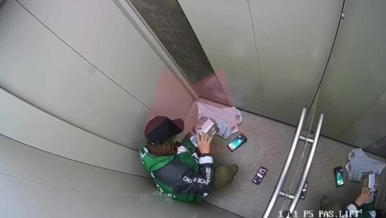 
        Курьер поковырялся в&nbsp;носу, а&nbsp;затем потрогал торт клиента    