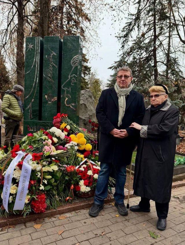 На могиле Александра Ширвиндта открыли памятник: и он очень необычный