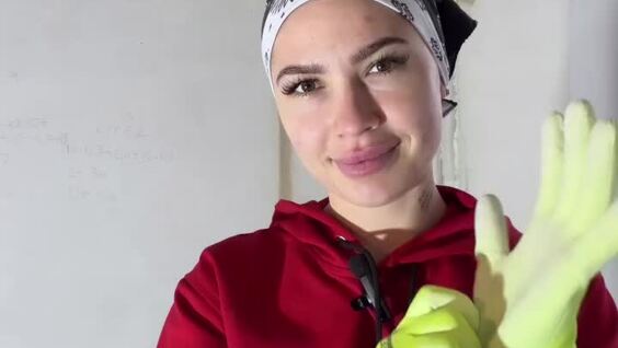 Доказательство мастерства: штукатурщица показывает рабочий процесс на видео
Доказательство мастерства: штукатурщица показывает рабочий процесс на видео