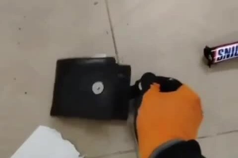 
        Почему не&nbsp;стоит подбирать потерянные и&nbsp;забытые кем-то вещи на&nbsp;улице    