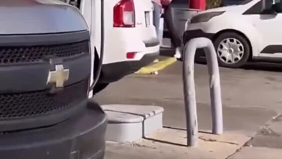 
        Отец публично наказал дочь за&nbsp;курение    