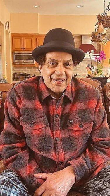 Умер актёр Дхармендра, сыгравший в более 300 индийских фильмах