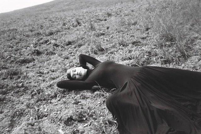 Странная фотосессия Ирины Шейк в лесу