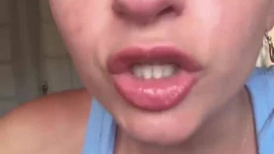 
        Девушка считает, что&nbsp;компания Apple обманывает своих покупателей    