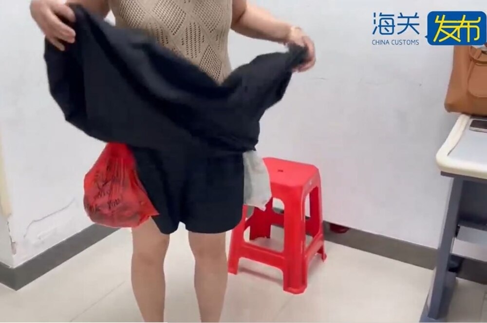 
        Китаянка пыталась пронести на&nbsp;себе более 200&nbsp;живых рыб    