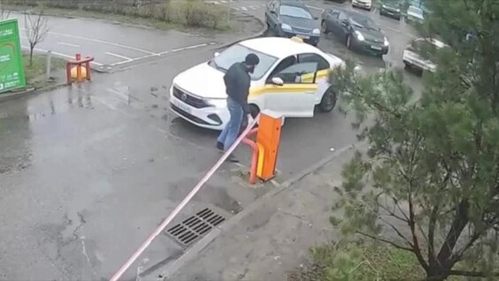 ️В Красногорске таксист-мигрант сломал шлагбаум, который мешал ему забрать клиента
️В Красногорске таксист-мигрант сломал шлагбаум, который мешал ему забрать клиента