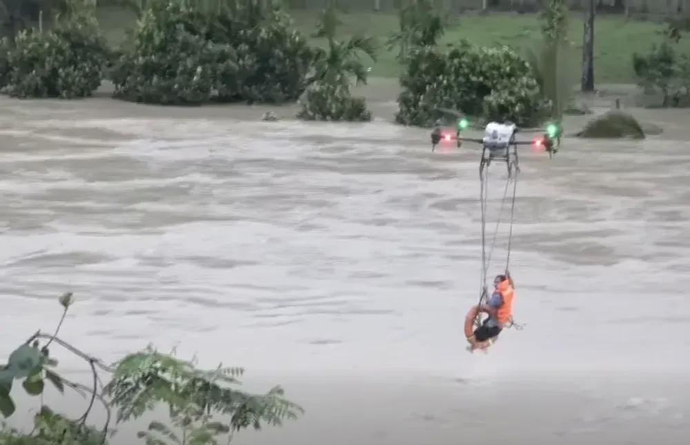 
        Вьетнамский фермер спас мужчину дроном во&nbsp;время наводнения    