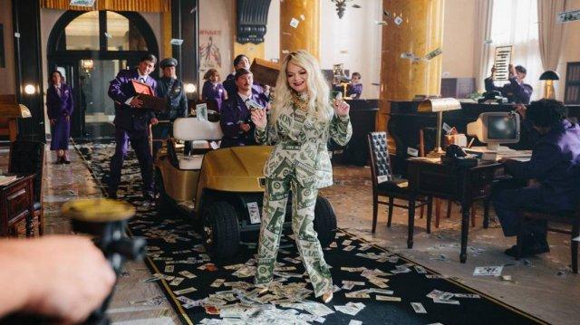 Лариса Долина перепоет Инстасамку и ее хит "За деньги да" Лариса Долина перепоет Инстасамку и ее хит "За деньги да"